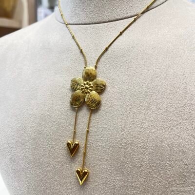 Collar Titanium Flor con corazones