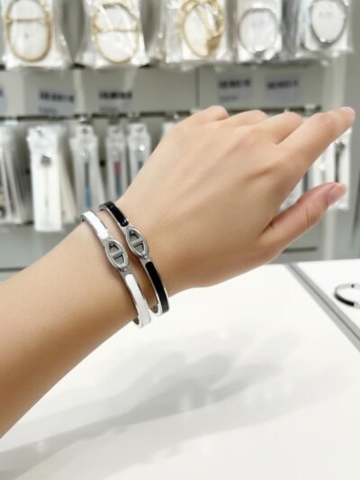 Esclava Black and White