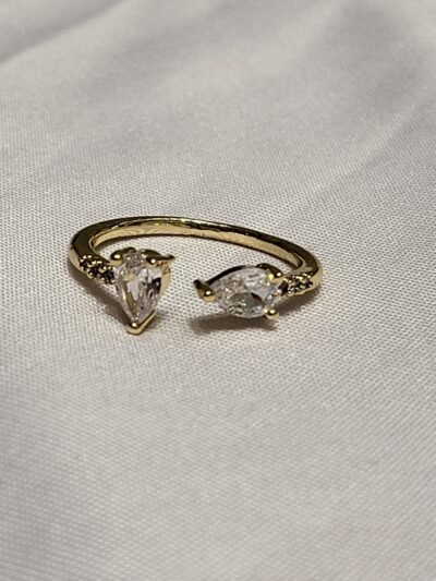 V25 08 Anillo frecha cristal