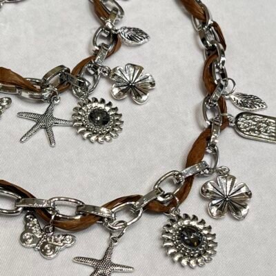 Collar y Pulsera Charms Marron &  Plata