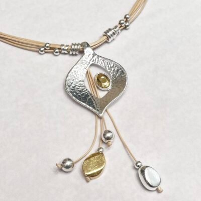 Collar largo de hoja dorada